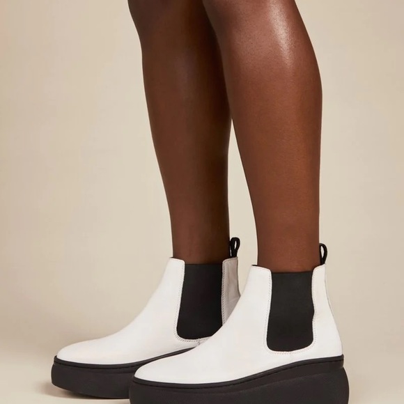 Intentionally Blank White Boots - Picture 5 of 8